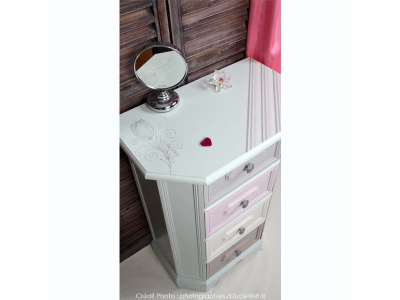 meuble-chevet-couleur-pastel-chambre-peint-main-1